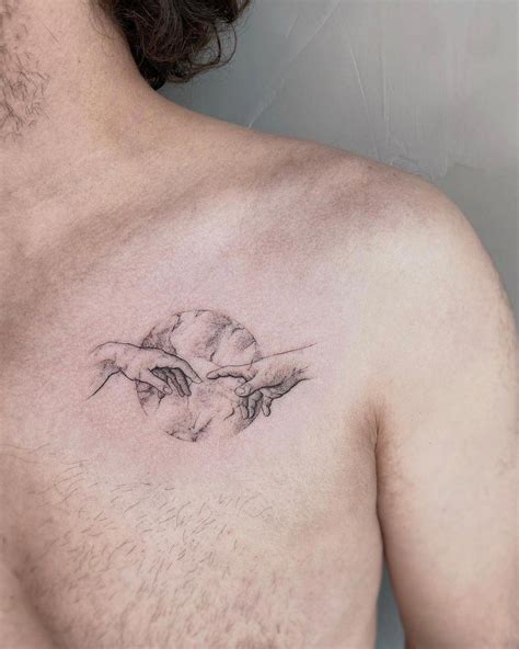 tatuaje minimalista pecho hombre|25 tatuajes en el pecho para mujer y hombre。